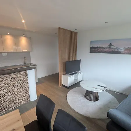 Bright 2-room First-floor With Private Entrance