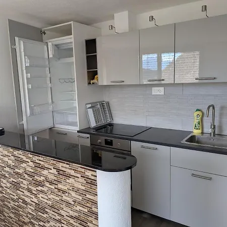 Bright 2-room First-floor With Private Entrance Appartement *